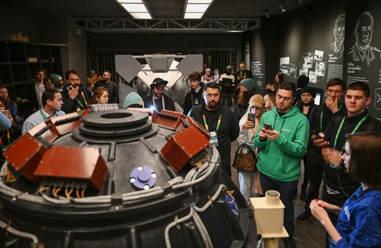 Международная выставка-форум "Россия"
Участники Всемирного фестиваля молодежи на экскурсии по выставке, павильон "Атом" Место: Россия, Москва. Автор: Григорий Сысоев/РИА Новости. Выставка "Россия". Экскурсия участников ВФМ