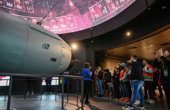 Международная выставка-форум "Россия"
Участники Всемирного фестиваля молодежи на экскурсии по выставке, павильон "Атом" Место: Россия, Москва. Автор: Григорий Сысоев/РИА Новости. Выставка "Россия". Экскурсия участников ВФМ