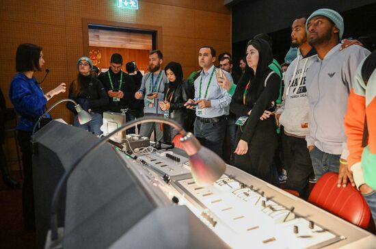 Международная выставка-форум "Россия"
Участники Всемирного фестиваля молодежи на экскурсии по выставке, павильон "Атом" Место: Россия, Москва. Автор: Григорий Сысоев/РИА Новости. Выставка "Россия". Экскурсия участников ВФМ