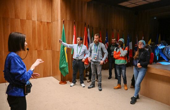 Международная выставка-форум "Россия"
Участники Всемирного фестиваля молодежи на экскурсии по выставке Место: Россия, Москва. Автор: Григорий Сысоев/РИА Новости. Выставка "Россия". Экскурсия участников ВФМ