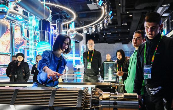 Международная выставка-форум "Россия"
Участники Всемирного фестиваля молодежи на экскурсии по выставке, павильон "Атом" Место: Россия, Москва. Автор: Григорий Сысоев/РИА Новости. Выставка "Россия". Экскурсия участников ВФМ