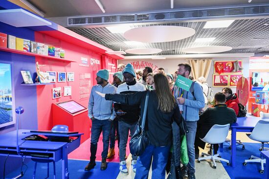 Международная выставка-форум "Россия"
Участники Всемирного фестиваля молодежи на экскурсии по выставке Место: Россия, Москва. Автор: Григорий Сысоев/РИА Новости. Выставка "Россия". Экскурсия участников ВФМ