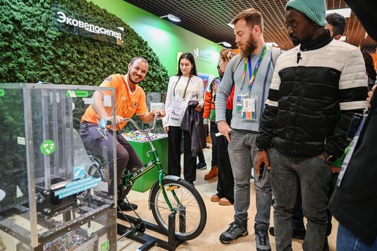 Международная выставка-форум "Россия"
Участники Всемирного фестиваля молодежи на экскурсии по выставке, павильон "Росмолодежи" Место: Россия, Москва. Автор: Григорий Сысоев/РИА Новости. Выставка "Россия". Экскурсия участников ВФМ