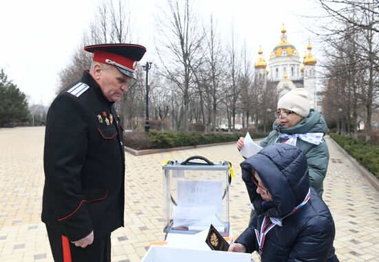 Досрочное голосование на выборах президента РФ началось в ДНР