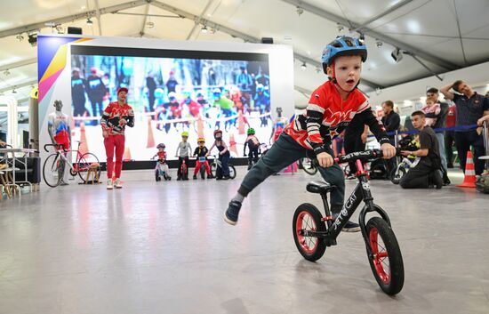 Международная выставка-форум "Россия"
День Федерации велосипедного спорта России Место: Россия, Москва. Автор: Григорий Сысоев/РИА Новости. Выставка "Россия". День Федерации велосипедного спорта России