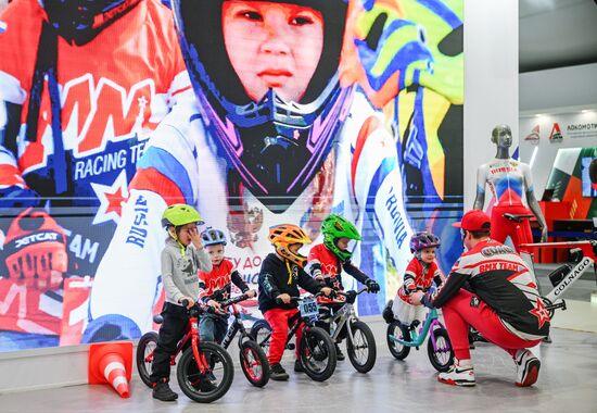 Международная выставка-форум "Россия"
День Федерации велосипедного спорта России Место: Россия, Москва. Автор: Григорий Сысоев/РИА Новости. Выставка "Россия". День Федерации велосипедного спорта России