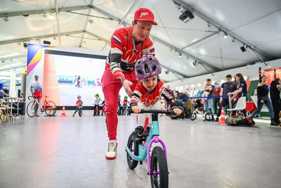 Международная выставка-форум "Россия"
День Федерации велосипедного спорта России Место: Россия, Москва. Автор: Григорий Сысоев/РИА Новости. Выставка "Россия". День Федерации велосипедного спорта России