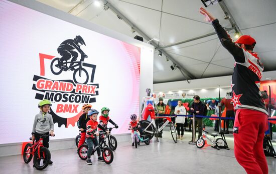 Международная выставка-форум "Россия"
День Федерации велосипедного спорта России Место: Россия, Москва. Автор: Григорий Сысоев/РИА Новости. Выставка "Россия". День Федерации велосипедного спорта России