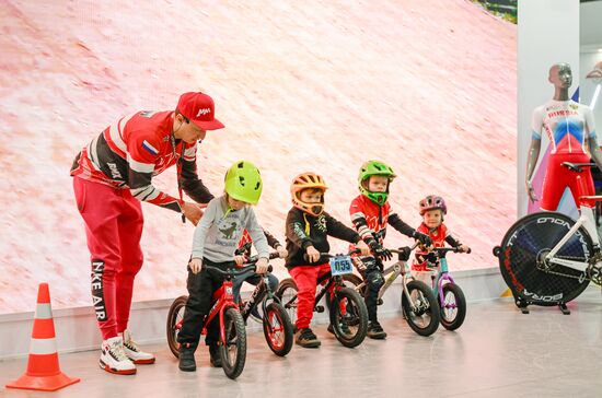 Международная выставка-форум "Россия"
День Федерации велосипедного спорта России Место: Россия, Москва. Автор: Григорий Сысоев/РИА Новости. Выставка "Россия". День Федерации велосипедного спорта России