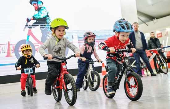 Международная выставка-форум "Россия"
День Федерации велосипедного спорта России Место: Россия, Москва. Автор: Григорий Сысоев/РИА Новости. Выставка "Россия". День Федерации велосипедного спорта России