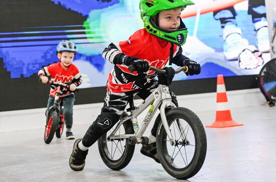 Международная выставка-форум "Россия"
День Федерации велосипедного спорта России Место: Россия, Москва. Автор: Григорий Сысоев/РИА Новости. Выставка "Россия". День Федерации велосипедного спорта России