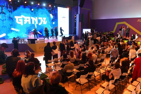 Международная выставка-форум "Россия"
Турнир по кей-поп кавер танцам "MDKM KPD K2", Павильон № 55 "Дом молодежи" Место: Россия, Москва. Автор: Михаил Воскресенский/РИА Новости. Выставка "Россия". Турнир по кей-поп кавер танцам "MDKM KPD K2"