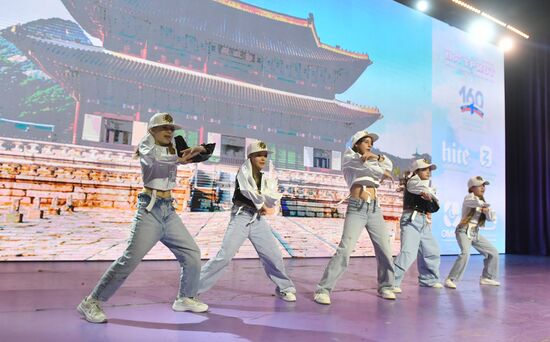 Международная выставка-форум "Россия"
Турнир по кей-поп кавер танцам "MDKM KPD K2", Павильон № 55 "Дом молодежи" Место: Россия, Москва. Автор: Михаил Воскресенский/РИА Новости. Выставка "Россия". Турнир по кей-поп кавер танцам "MDKM KPD K2"