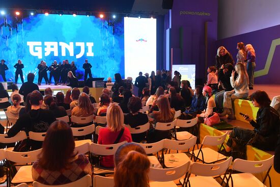 Международная выставка-форум "Россия"
Турнир по кей-поп кавер танцам "MDKM KPD K2", Павильон № 55 "Дом молодежи" Место: Россия, Москва. Автор: Михаил Воскресенский/РИА Новости. Выставка "Россия". Турнир по кей-поп кавер танцам "MDKM KPD K2"