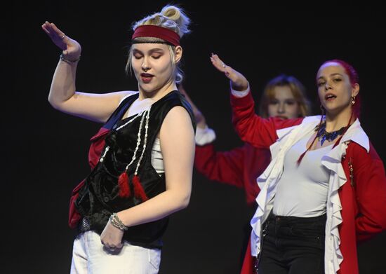 Международная выставка-форум "Россия"
Турнир по кей-поп кавер танцам "MDKM KPD K2", Павильон № 55 "Дом молодежи" Место: Россия, Москва. Автор: Михаил Воскресенский/РИА Новости. Выставка "Россия". Турнир по кей-поп кавер танцам "MDKM KPD K2"