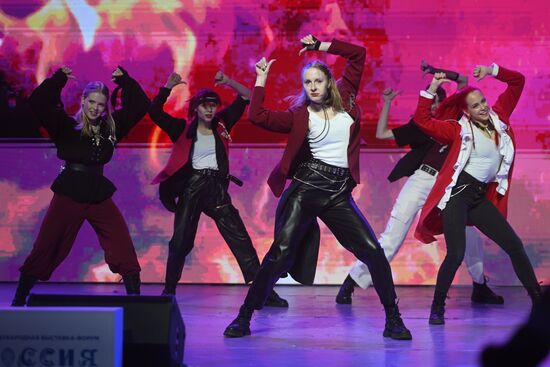 Международная выставка-форум "Россия"
Турнир по кей-поп кавер танцам "MDKM KPD K2", Павильон № 55 "Дом молодежи" Место: Россия, Москва. Автор: Михаил Воскресенский/РИА Новости. Выставка "Россия". Турнир по кей-поп кавер танцам "MDKM KPD K2"