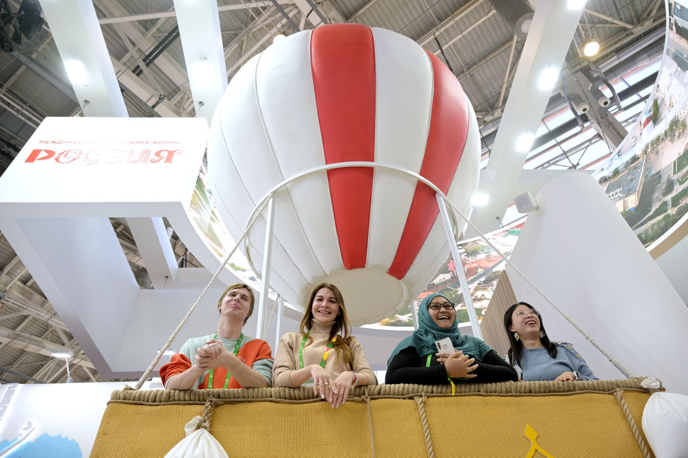 Выставка "Россия". Экскурсии для участников Всемирного фестиваля молодежи-2024 по павильонам выставки "Россия"