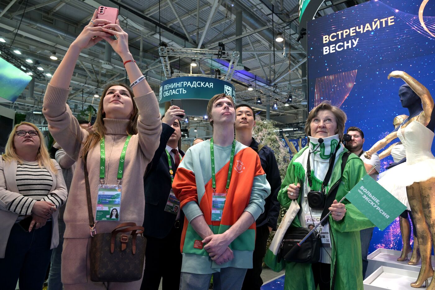 Выставка "Россия". Экскурсии для участников Всемирного фестиваля молодежи-2024 по павильонам выставки "Россия"
