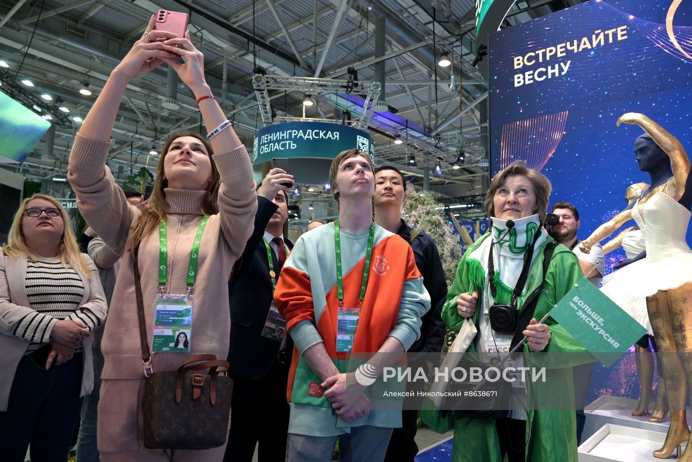 Выставка "Россия". Экскурсии для участников Всемирного фестиваля молодежи-2024 по павильонам выставки "Россия"