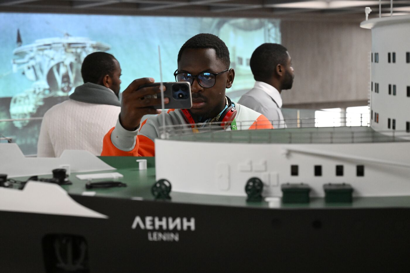 Выставка "Россия". Экскурсии для участников Всемирного фестиваля молодежи-2024 по павильонам выставки "Россия"