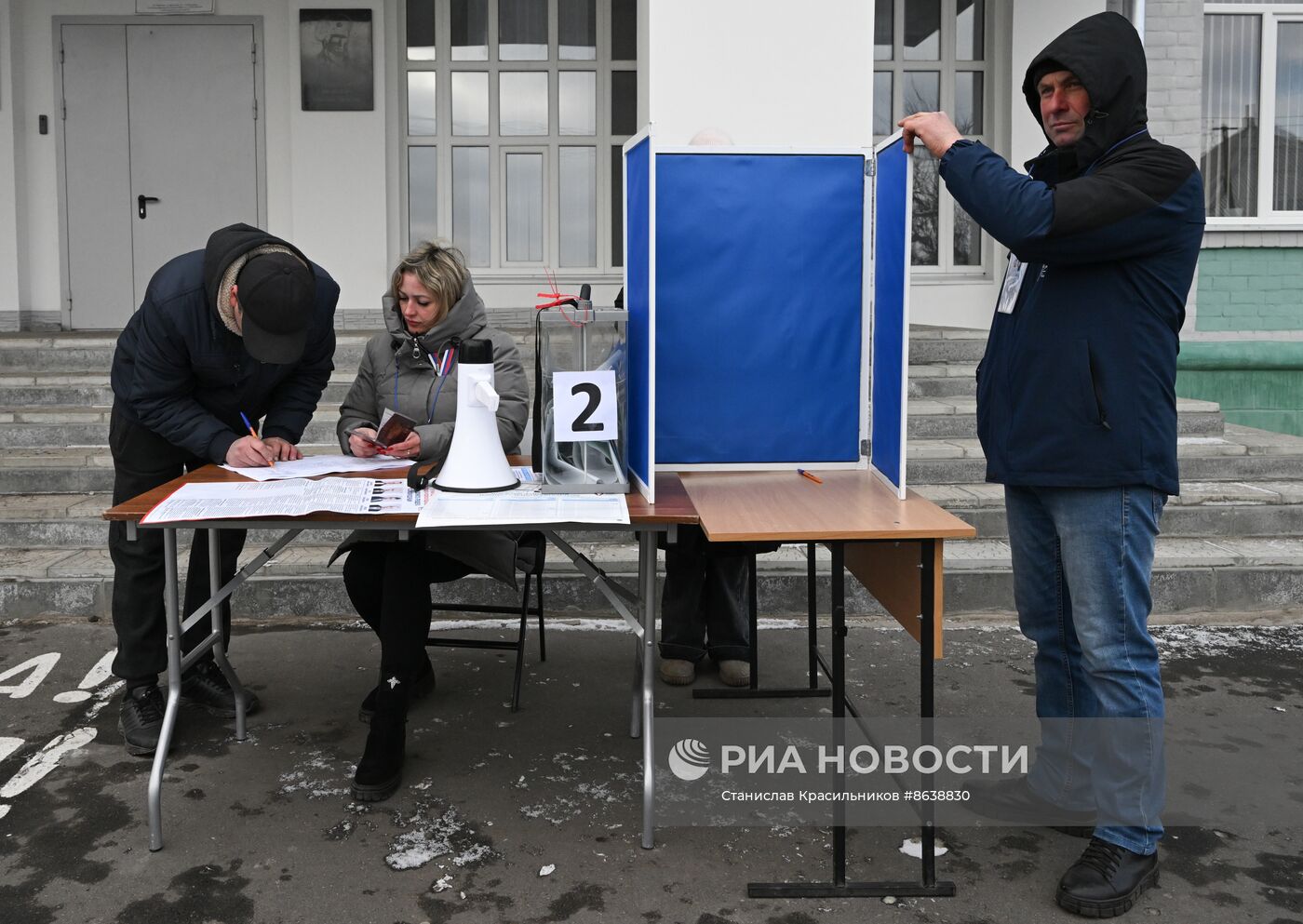 Первый день досрочного голосования на выборах президента РФ в ЛНР