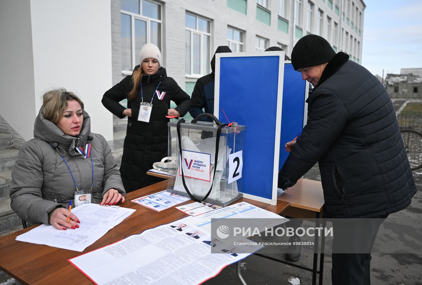 Первый день досрочного голосования на выборах президента РФ в ЛНР