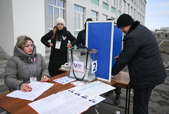 Первый день досрочного голосования на выборах президента РФ в ЛНР