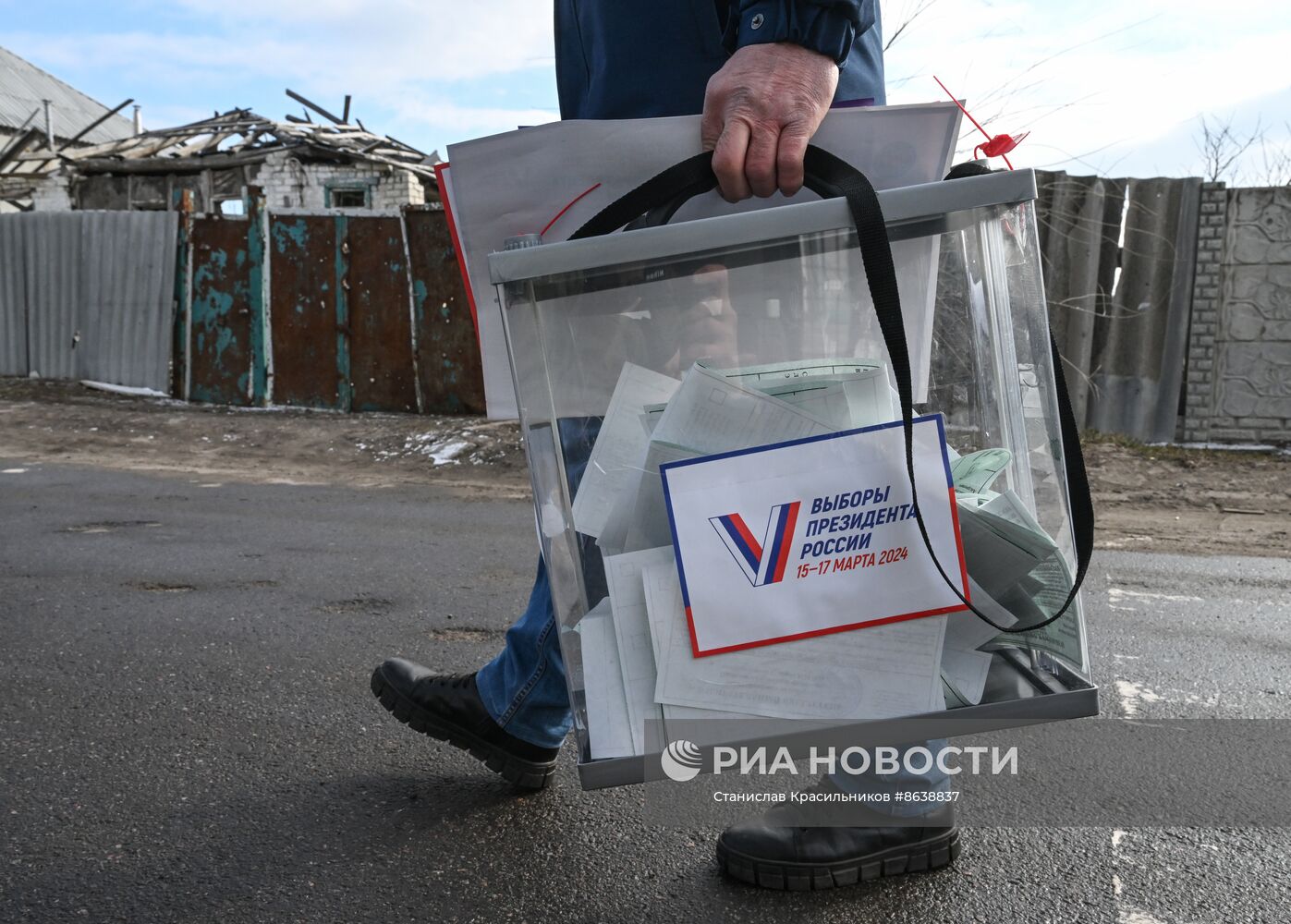 Первый день досрочного голосования на выборах президента РФ в ЛНР