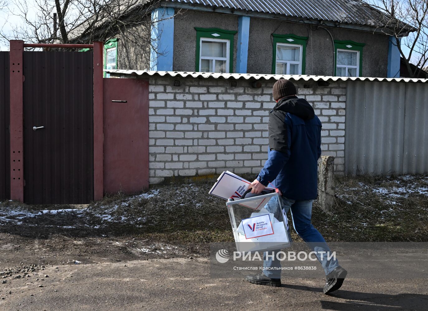 Первый день досрочного голосования на выборах президента РФ в ЛНР