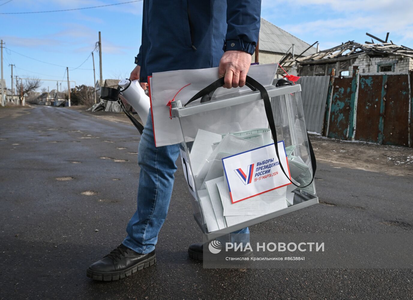 Первый день досрочного голосования на выборах президента РФ в ЛНР