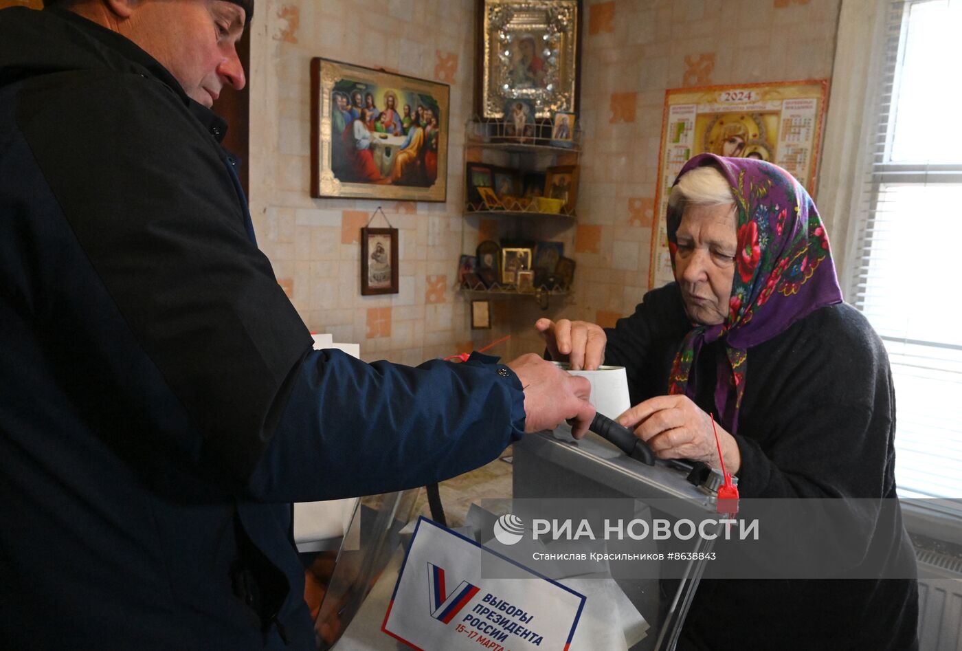 Первый день досрочного голосования на выборах президента РФ в ЛНР