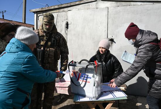 Первый день досрочного голосования на выборах президента РФ в ЛНР