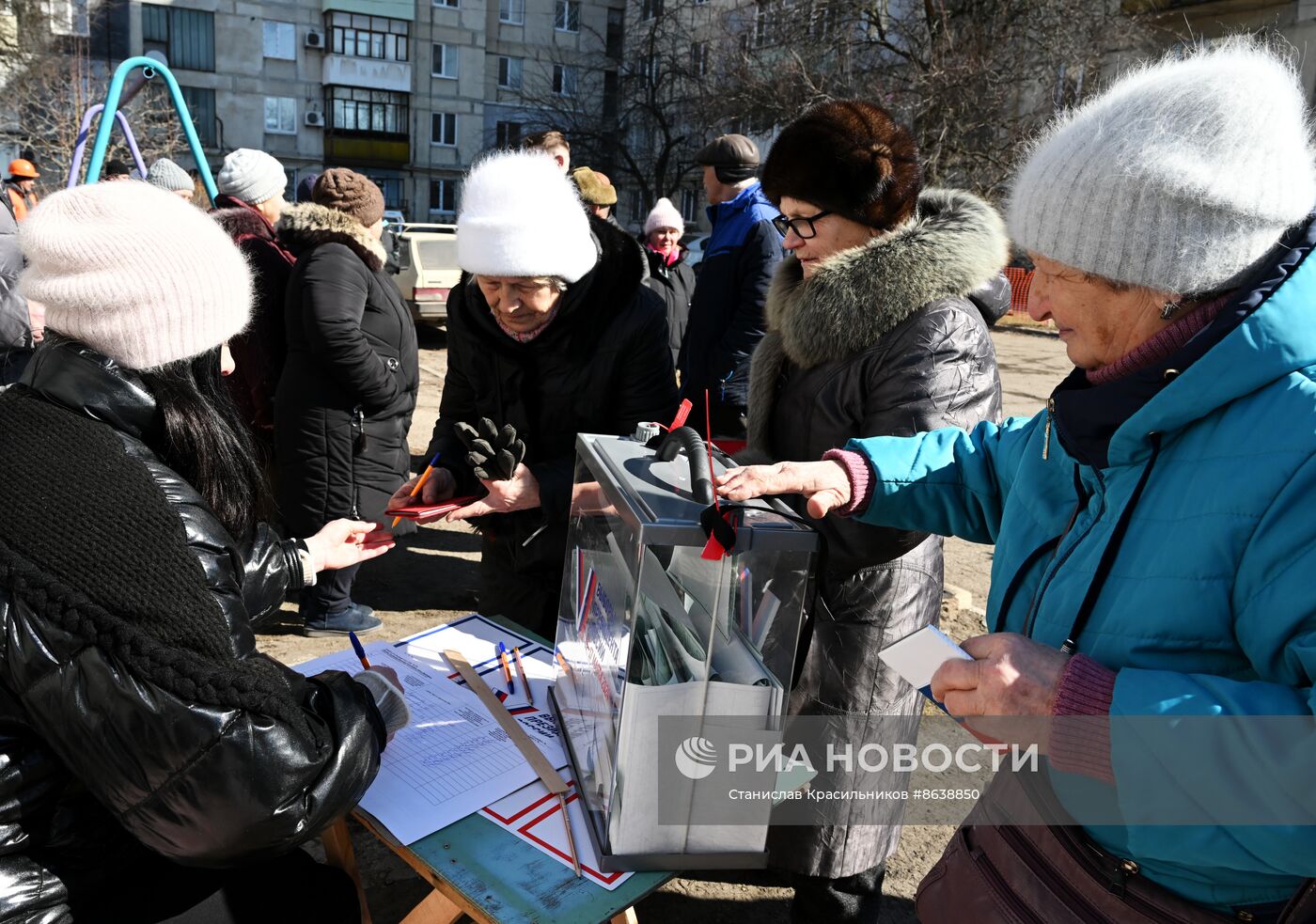 Первый день досрочного голосования на выборах президента РФ в ЛНР