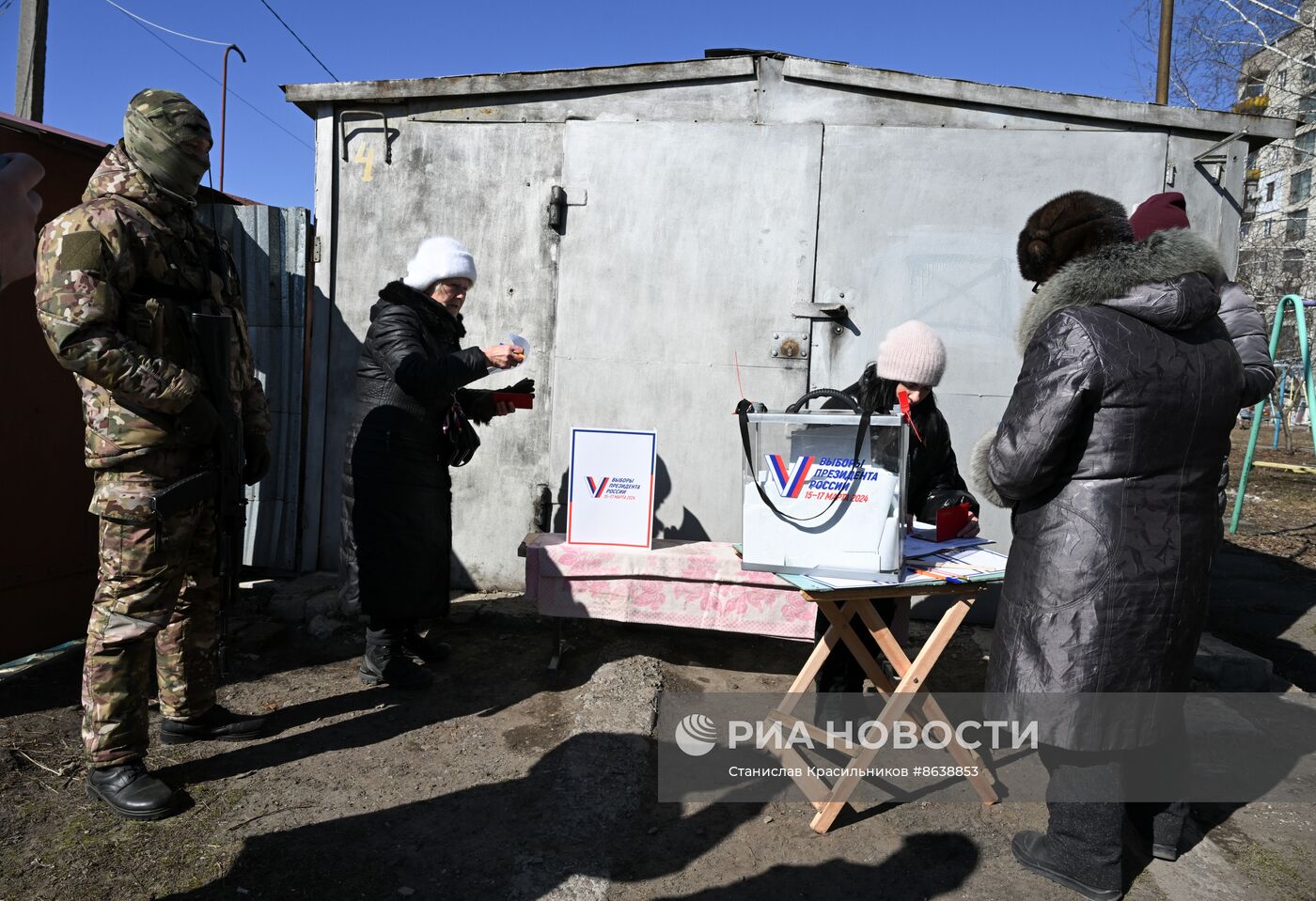 Первый день досрочного голосования на выборах президента РФ в ЛНР