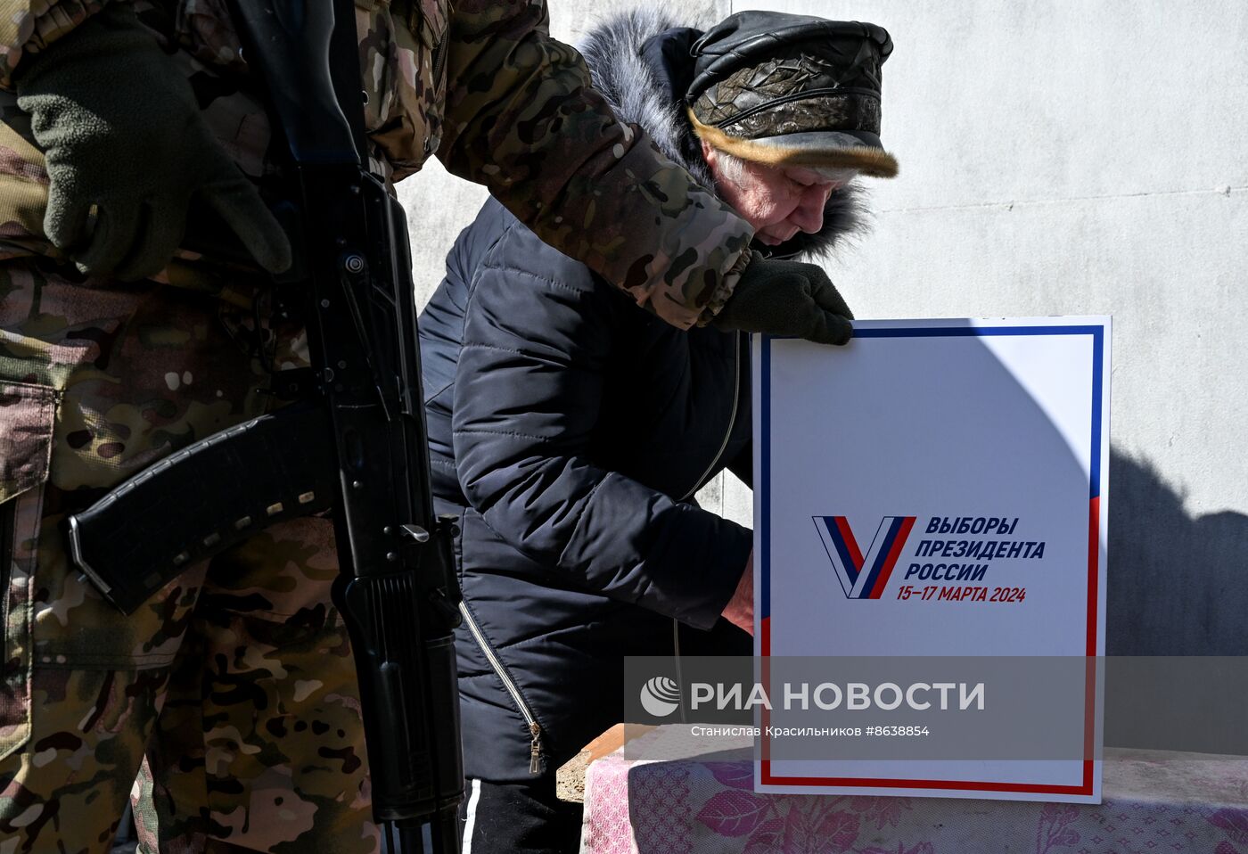 Первый день досрочного голосования на выборах президента РФ в ЛНР