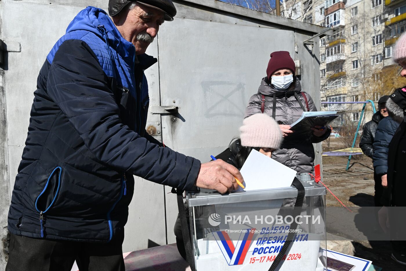 Первый день досрочного голосования на выборах президента РФ в ЛНР