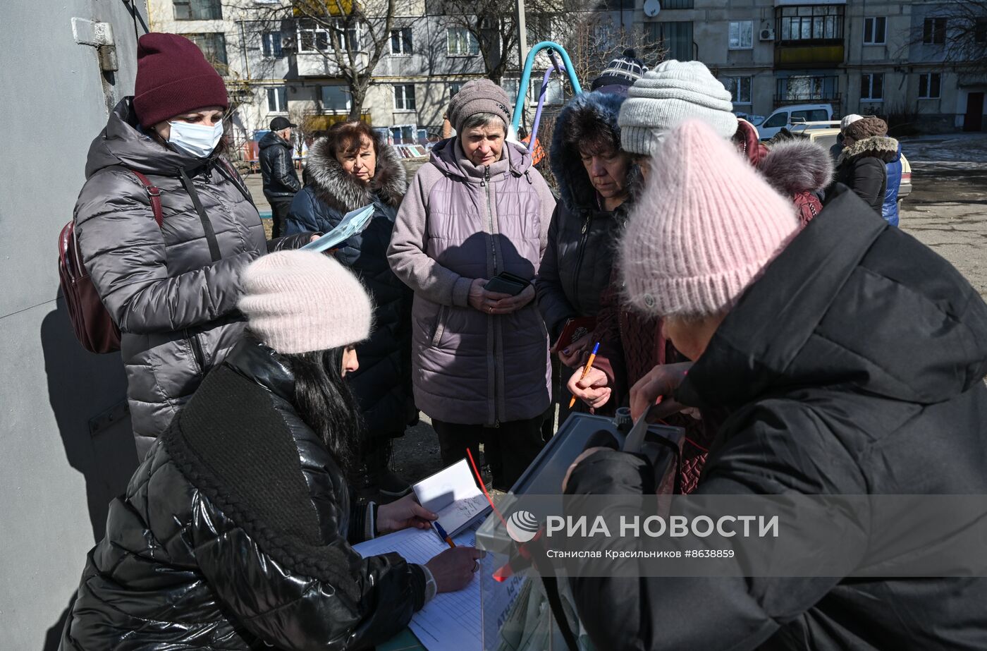 Первый день досрочного голосования на выборах президента РФ в ЛНР