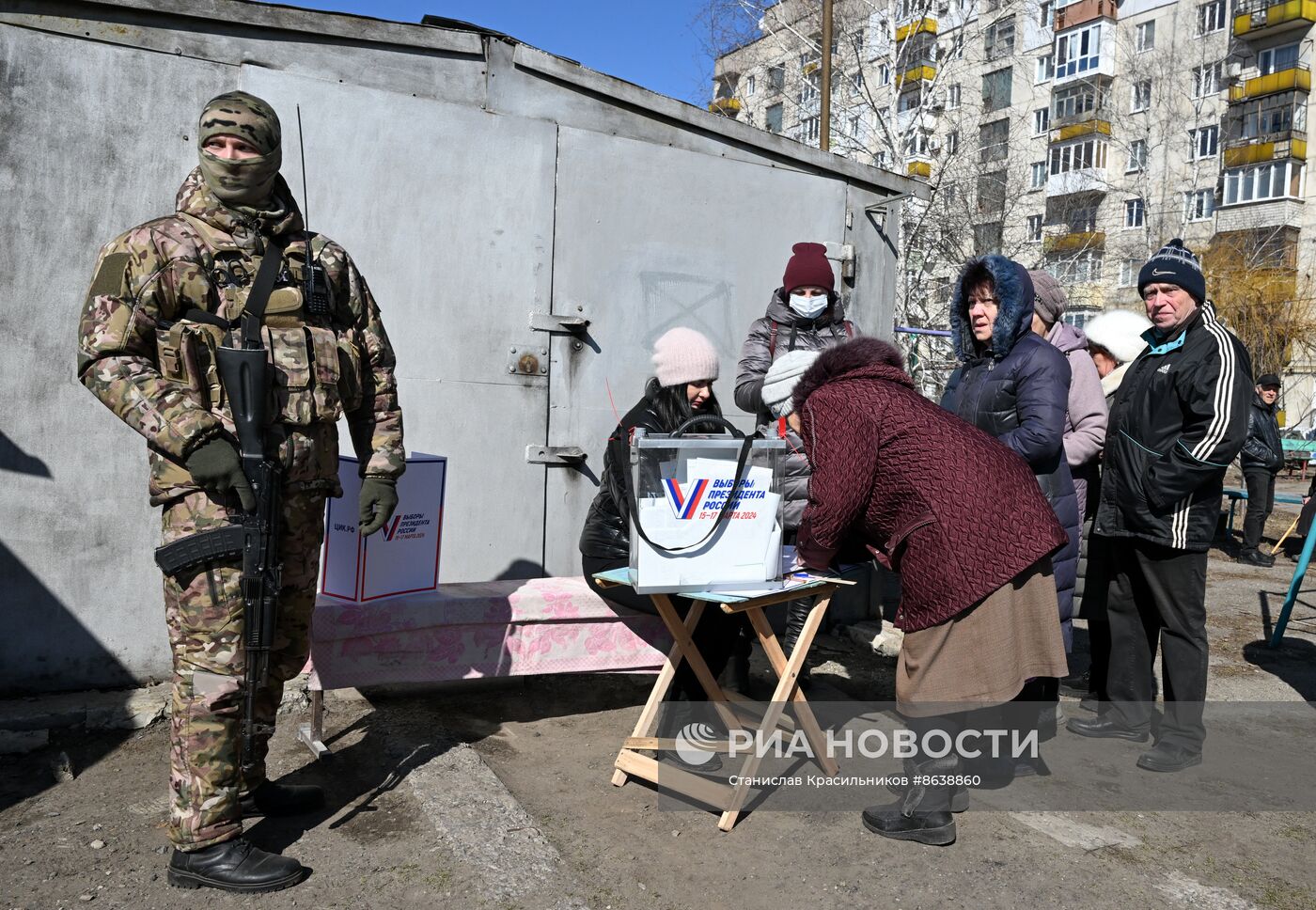 Первый день досрочного голосования на выборах президента РФ в ЛНР