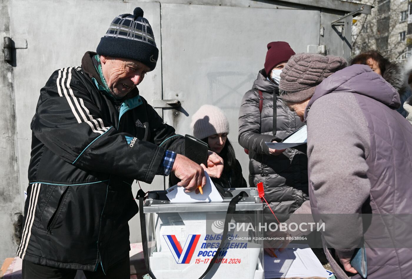 Первый день досрочного голосования на выборах президента РФ в ЛНР