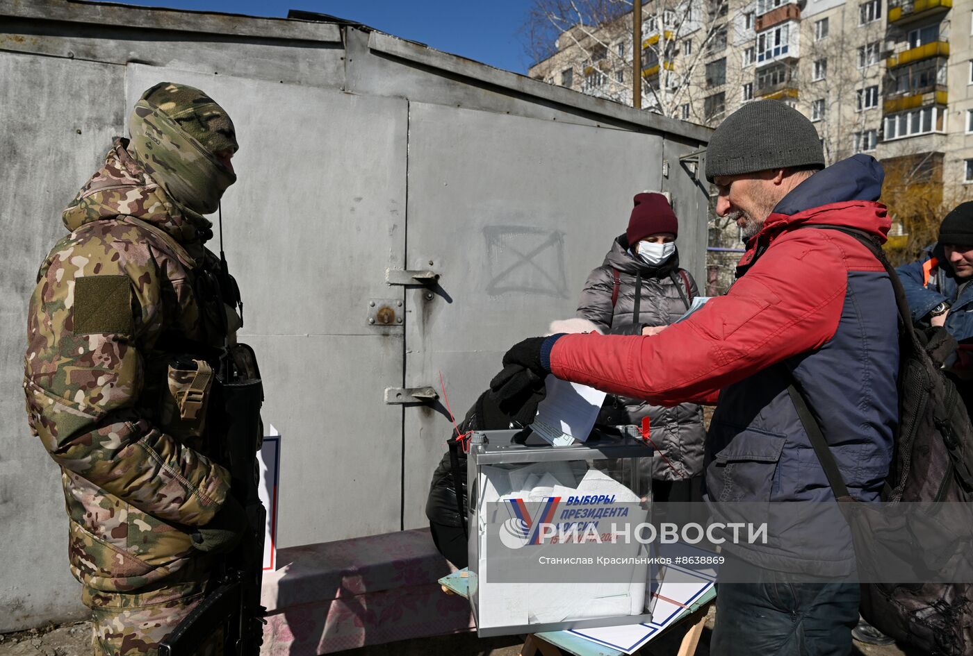 Первый день досрочного голосования на выборах президента РФ в ЛНР