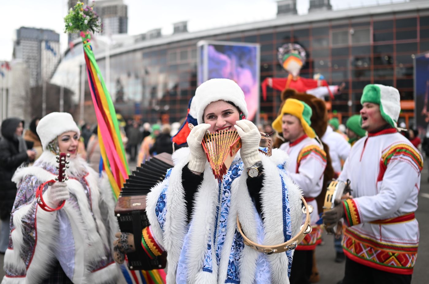Выставка "Россия". Уличное шествие в честь начала Масленицы