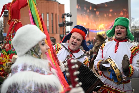 Выставка "Россия". Уличное шествие в честь начала Масленицы
