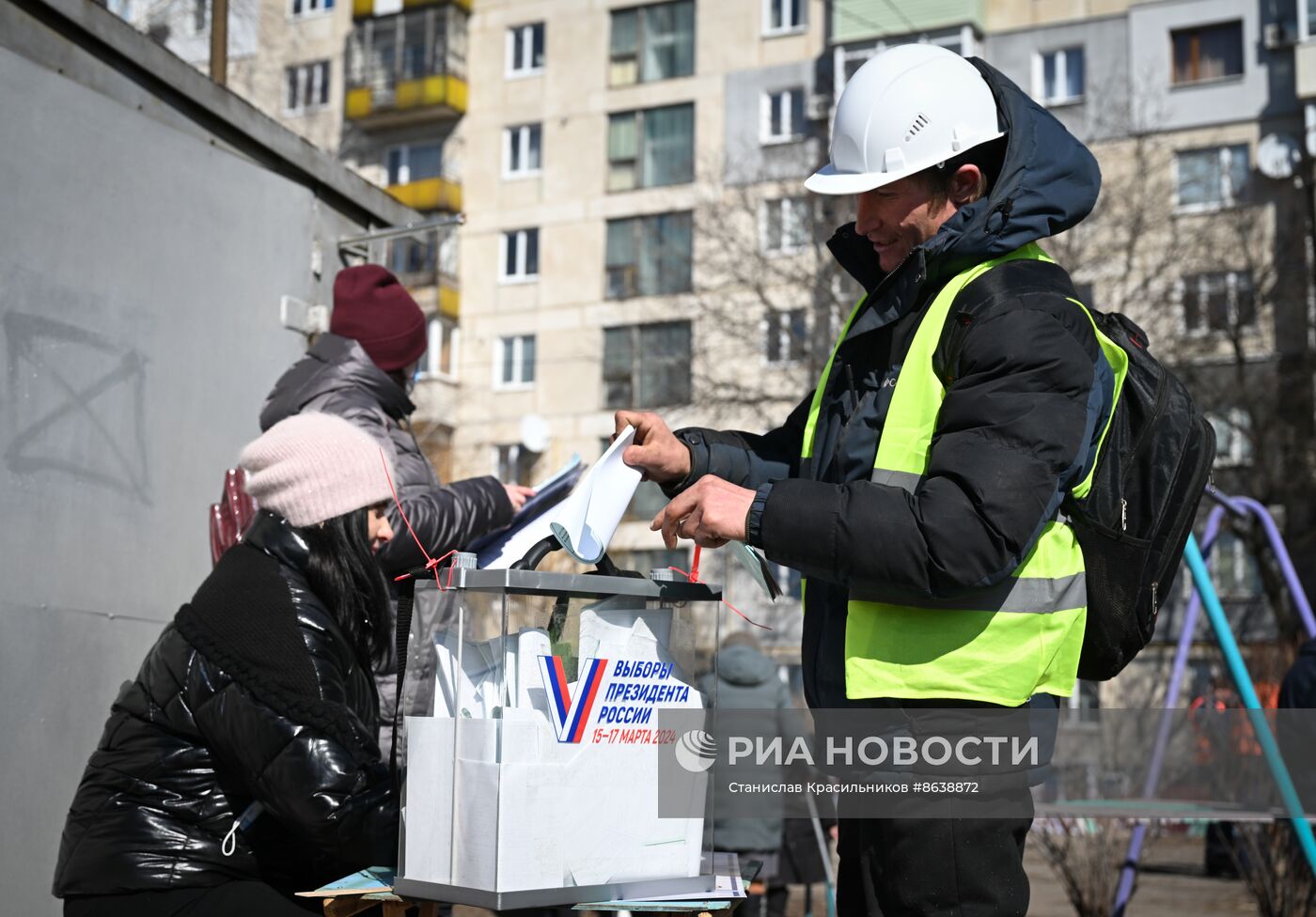 Первый день досрочного голосования на выборах президента РФ в ЛНР