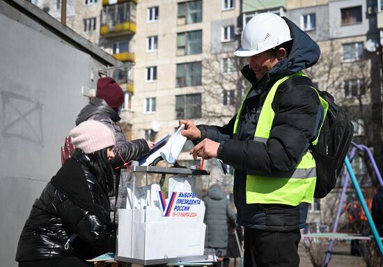 Первый день досрочного голосования на выборах президента РФ в ЛНР
