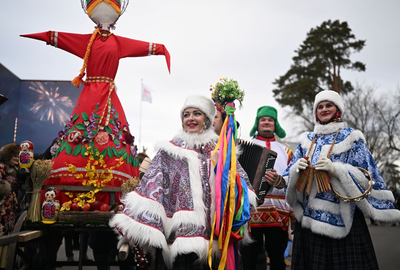 Выставка "Россия". Уличное шествие в честь начала Масленицы