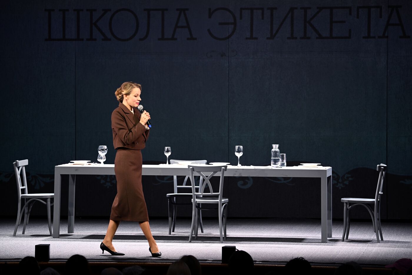 Выставка "Россия". Показ спектакля "Школа этикета"