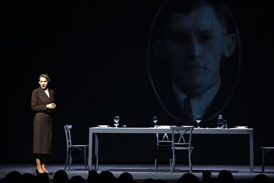 Выставка "Россия". Показ спектакля "Школа этикета"