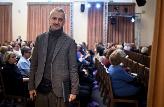 Выставка "Россия". Показ спектакля "Школа этикета"