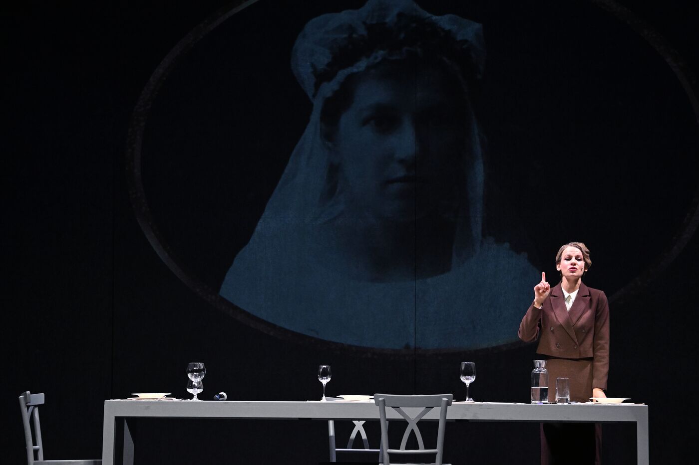 Выставка "Россия". Показ спектакля "Школа этикета"