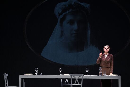 Выставка "Россия". Показ спектакля "Школа этикета"